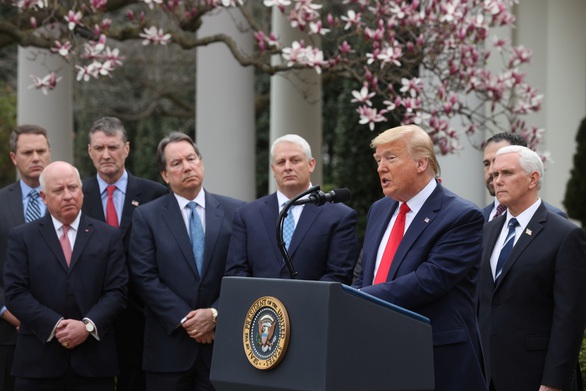 Bị các phóng viên ‘dí’, ông Trump nói sẽ làm xét nghiệm corona sớm - Ảnh 1. Bị các phóng viên ‘dí’, ông Trump nói sẽ làm xét nghiệm corona sớm - Ảnh 1.