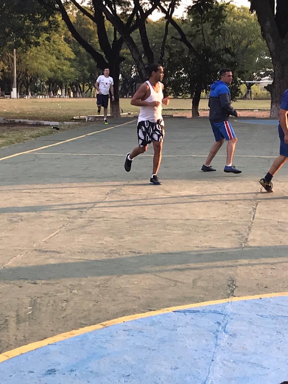 Ronaldinho ghi 5 bàn khi đá futsal ở trong tù tại Paraguay - Ảnh 2. Ronaldinho ghi 5 bàn khi đá futsal ở trong tù tại Paraguay - Ảnh 2.