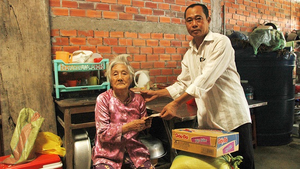 Thương người nghèo kiểu ông Năm Năng - Ảnh 1. Thương người nghèo kiểu ông Năm Năng - Ảnh 1.