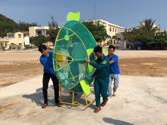 Thanh niên giúp dân xã đảo phòng chống COVID-19 - Ảnh 4. Thanh niên giúp dân xã đảo phòng chống COVID-19 - Ảnh 4.