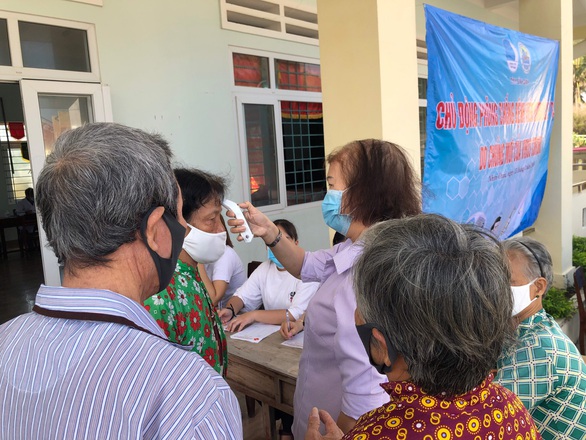 Thanh niên giúp dân xã đảo phòng chống COVID-19 - Ảnh 1. Thanh niên giúp dân xã đảo phòng chống COVID-19 - Ảnh 1.