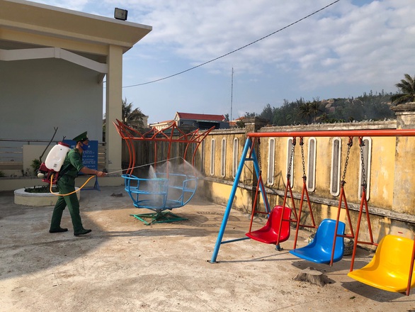 Thanh niên giúp dân xã đảo phòng chống COVID-19 - Ảnh 2. Thanh niên giúp dân xã đảo phòng chống COVID-19 - Ảnh 2.