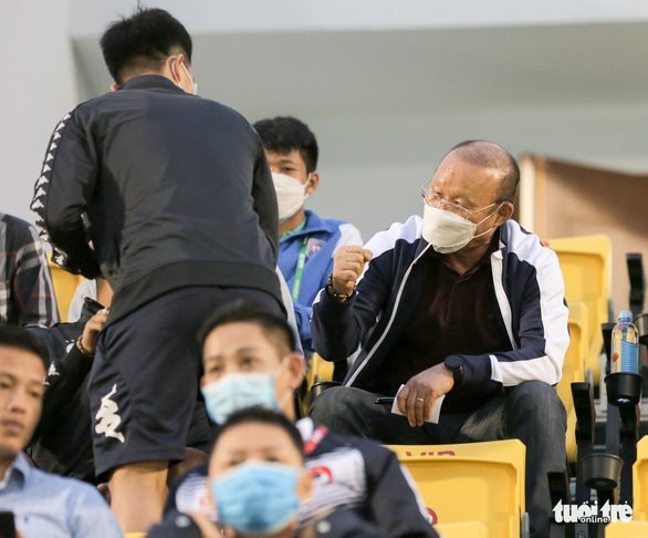 Đình Trọng, Thành Chung chào HLV Park Hang Seo theo phong cách thời COVID-19 - Ảnh 3. Đình Trọng, Thành Chung chào HLV Park Hang Seo theo phong cách thời COVID-19 - Ảnh 3.