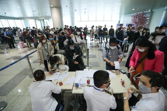 Khai báo sức khỏe tại sân bay Nội Bài trước khi tiến hành các thủ tục nhập cảnh - Ảnh: NGUYỄN KHÁNH