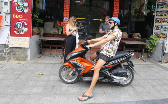 Quy định mang khẩu trang tại các điểm công cộng: Người Việt lo, người nước ngoài thờ ơ - Ảnh 3. Quy định mang khẩu trang tại các điểm công cộng: Người Việt lo, người nước ngoài thờ ơ - Ảnh 3.