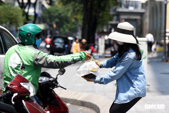 Mùa này, giao hàng ăn uống chạy tất bật - Ảnh 2. Mùa này, giao hàng ăn uống chạy tất bật - Ảnh 2.