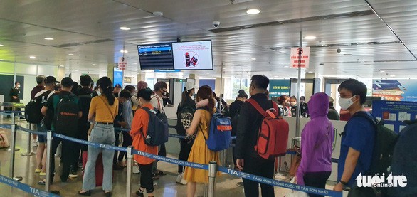 Không đeo khẩu trang, nhiều hành khách bị từ chối làm thủ tục bay - Ảnh 2. Không đeo khẩu trang, nhiều hành khách bị từ chối làm thủ tục bay - Ảnh 2.