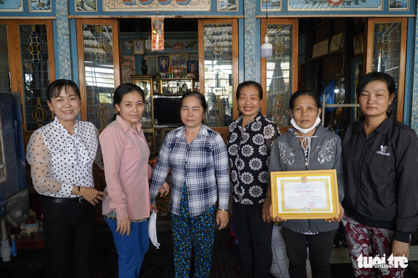 Phụ nữ vùng biên may hàng ngàn khẩu trang vải phát miễn phí cho dân - Ảnh 4. Phụ nữ vùng biên may hàng ngàn khẩu trang vải phát miễn phí cho dân - Ảnh 4.