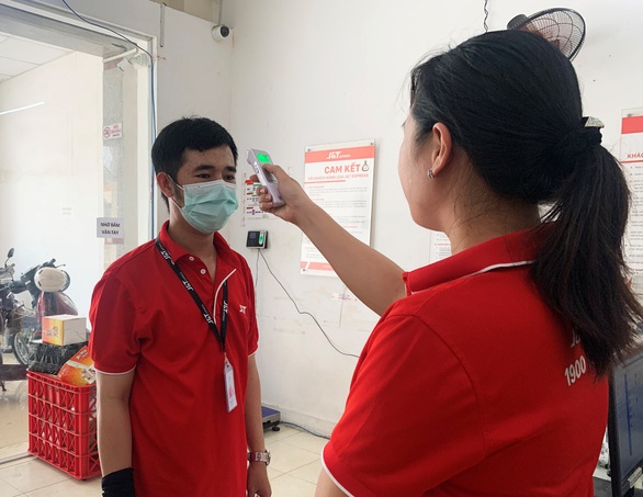 J&T Express gắn Thẻ Bưu kiện an tâm trên từng bưu phẩm - Ảnh 3. J&T Express gắn Thẻ Bưu kiện an tâm trên từng bưu phẩm - Ảnh 3.