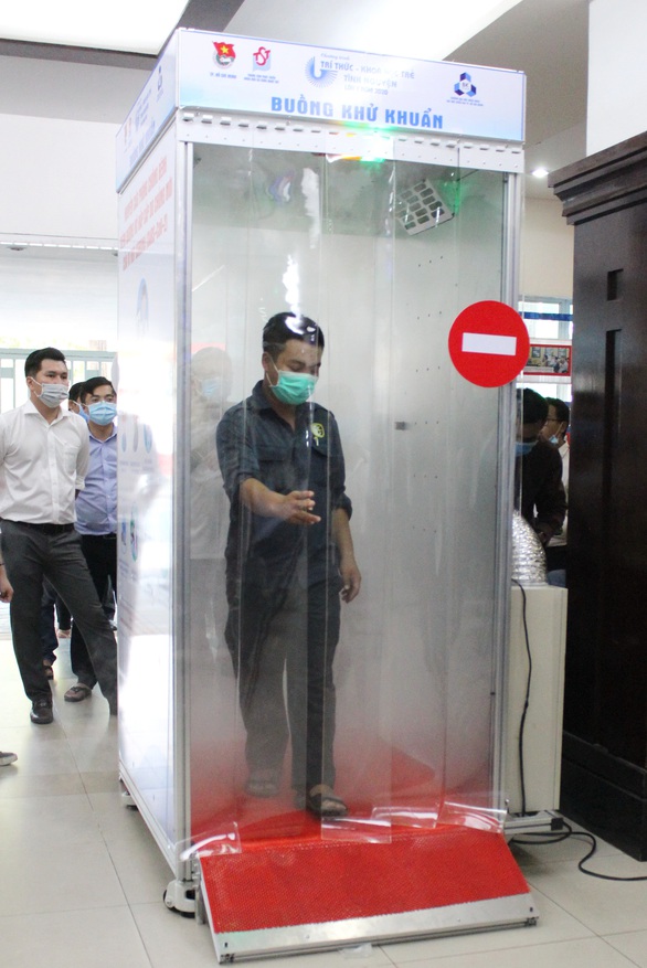 Buồng khử khuẩn toàn thân di động phòng chống COVID-19 tại TP.HCM - Ảnh 1. Buồng khử khuẩn toàn thân di động phòng chống COVID-19 tại TP.HCM - Ảnh 1.