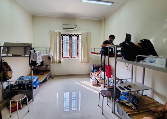 ‘Tôi không gặp thì cán bộ khác có thể sẽ gặp khách dương tính’ - Ảnh 2. ‘Tôi không gặp thì cán bộ khác có thể sẽ gặp khách dương tính’ - Ảnh 2.