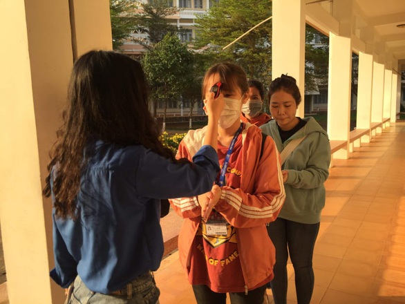 Hàng ngàn sinh viên xếp hàng đo thân nhiệt trong ngày đầu trở lại trường - Ảnh 2. Hàng ngàn sinh viên xếp hàng đo thân nhiệt trong ngày đầu trở lại trường - Ảnh 2.