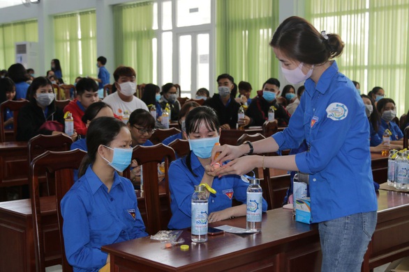 Hàng ngàn sinh viên xếp hàng đo thân nhiệt trong ngày đầu trở lại trường - Ảnh 4. Hàng ngàn sinh viên xếp hàng đo thân nhiệt trong ngày đầu trở lại trường - Ảnh 4.