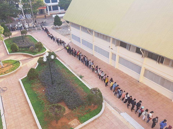 Hàng ngàn sinh viên xếp hàng đo thân nhiệt trong ngày đầu trở lại trường - Ảnh 1. Hàng ngàn sinh viên xếp hàng đo thân nhiệt trong ngày đầu trở lại trường - Ảnh 1.