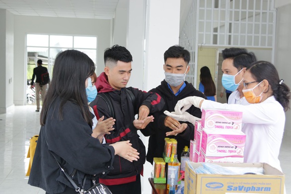 Hàng ngàn sinh viên xếp hàng đo thân nhiệt trong ngày đầu trở lại trường - Ảnh 7. Hàng ngàn sinh viên xếp hàng đo thân nhiệt trong ngày đầu trở lại trường - Ảnh 7.