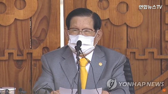 Giáo chủ Tân Thiên Địa quỳ gối cúi đầu xin lỗi người dân Hàn Quốc - Ảnh 2.