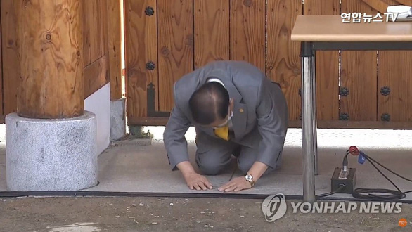 Giáo chủ Tân Thiên Địa quỳ gối cúi đầu xin lỗi người dân Hàn Quốc - Ảnh 1.