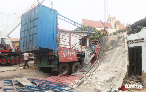 Xe container húc sập ba nhà dân lúc rạng sáng, nhiều người thoát chết - Ảnh 2. Xe container húc sập ba nhà dân lúc rạng sáng, nhiều người thoát chết - Ảnh 2.