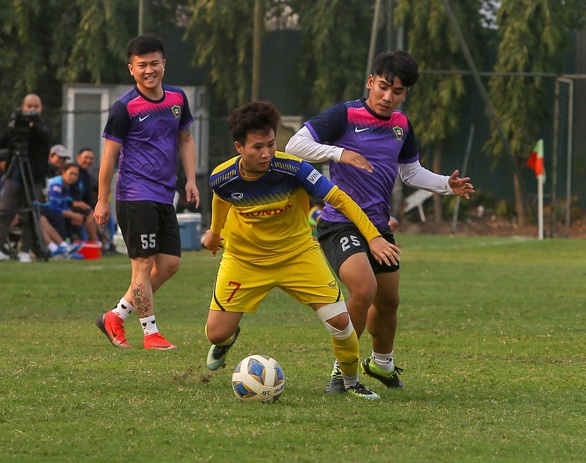 HLV Mai Đức Chung loại 3 cầu thủ trước khi sang Úc đá play-off đi Olympic - Ảnh 1. HLV Mai Đức Chung loại 3 cầu thủ trước khi sang Úc đá play-off đi Olympic - Ảnh 1.