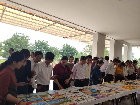 Suy nghĩ về chọn sách giáo khoa mới - Ảnh 1. Suy nghĩ về chọn sách giáo khoa mới - Ảnh 1.