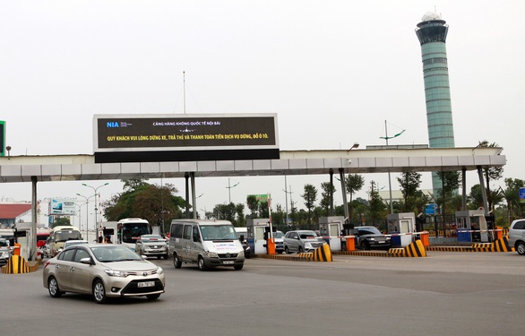 Lắp đặt hệ thống đếm giờ, không thu phí xe vào sân bay trong 10 phút - Ảnh 1. Lắp đặt hệ thống đếm giờ, không thu phí xe vào sân bay trong 10 phút - Ảnh 1.