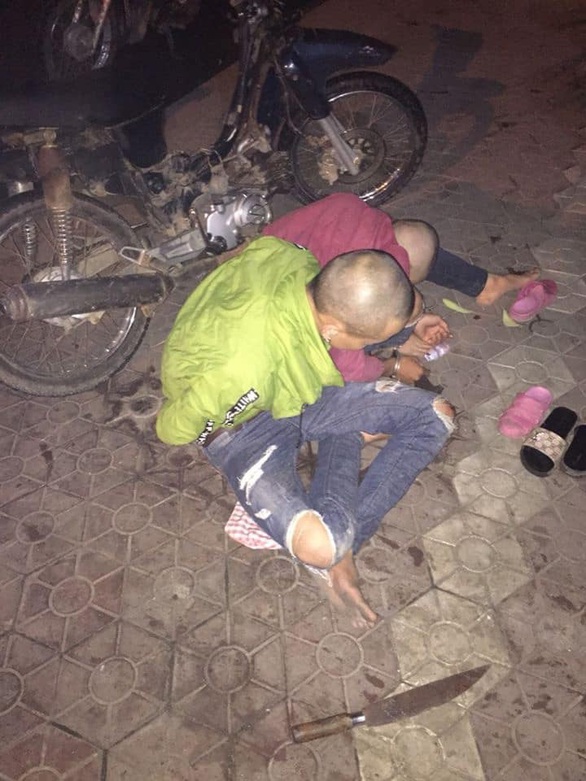 4h sáng, tóm 2 tên cướp trọc đầu mang dao phay trên quốc lộ - Ảnh 2. 4h sáng, tóm 2 tên cướp trọc đầu mang dao phay trên quốc lộ - Ảnh 2.