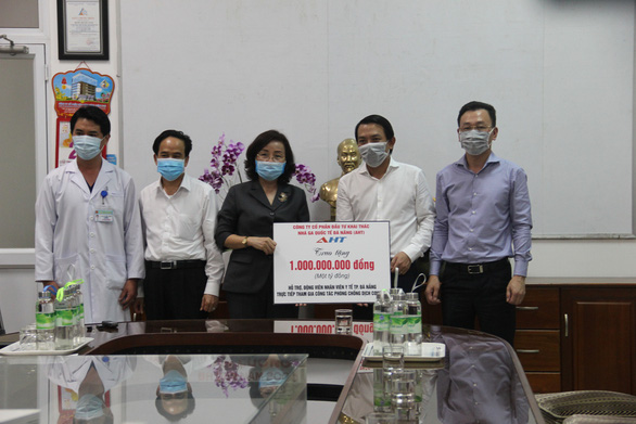 Gặp khó vẫn tặng 1 tỉ đồng cho lực lượng y tế chống dịch ở Đà Nẵng - Ảnh 1. Gặp khó vẫn tặng 1 tỉ đồng cho lực lượng y tế chống dịch ở Đà Nẵng - Ảnh 1.