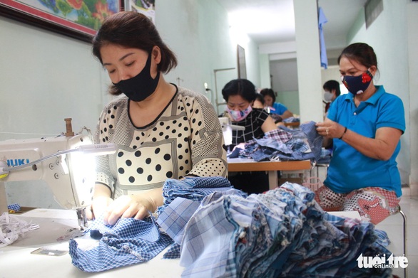 Tay mỏi nhừ, lưng đau cứng nhưng ráng may 30.000 khẩu trang tặng bà con - Ảnh 3. Tay mỏi nhừ, lưng đau cứng nhưng ráng may 30.000 khẩu trang tặng bà con - Ảnh 3.