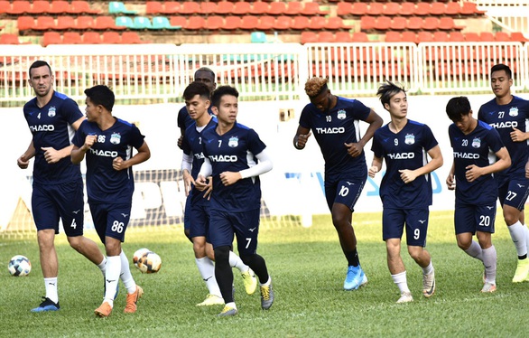 V-League 2020 tạm hoãn: Các CLB cố gắng giữ lửa - Ảnh 1. V-League 2020 tạm hoãn: Các CLB cố gắng giữ lửa - Ảnh 1.