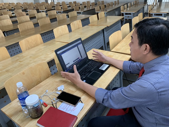 Gồng mình dạy online - Ảnh 1. Gồng mình dạy online - Ảnh 1.