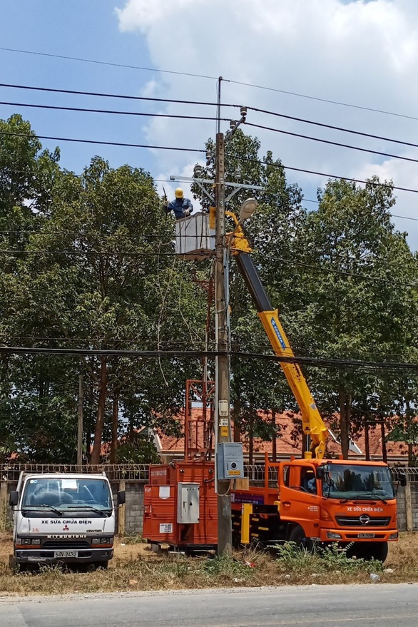 EVNHCMC khẩn trương hoàn thành cấp điện giai đoạn 3 cho Bệnh viện dã chiến Củ Chi - Ảnh 2. EVNHCMC khẩn trương hoàn thành cấp điện giai đoạn 3 cho Bệnh viện dã chiến Củ Chi - Ảnh 2.