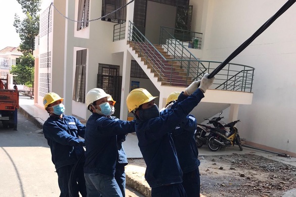 EVNHCMC khẩn trương hoàn thành cấp điện giai đoạn 3 cho Bệnh viện dã chiến Củ Chi - Ảnh 4. EVNHCMC khẩn trương hoàn thành cấp điện giai đoạn 3 cho Bệnh viện dã chiến Củ Chi - Ảnh 4.