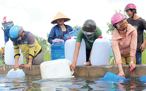 Giải khát hạn mặn: Nước xuống mừng hết biết mừng! - Ảnh 1. Giải khát hạn mặn: Nước xuống mừng hết biết mừng! - Ảnh 1.