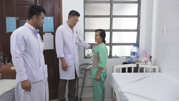 Phẫu thuật thành công một phụ nữ bị gù cột sống suốt 20 năm - Ảnh 2. Phẫu thuật thành công một phụ nữ bị gù cột sống suốt 20 năm - Ảnh 2.