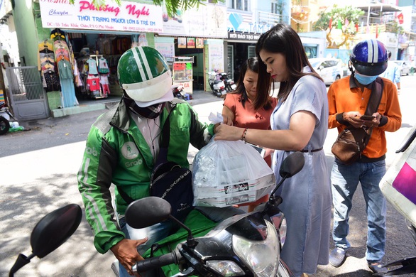 Trung tâm điện máy cũng bán gạo, mì gói... giữa dịch COVID-19 - Ảnh 1. Trung tâm điện máy cũng bán gạo, mì gói... giữa dịch COVID-19 - Ảnh 1.