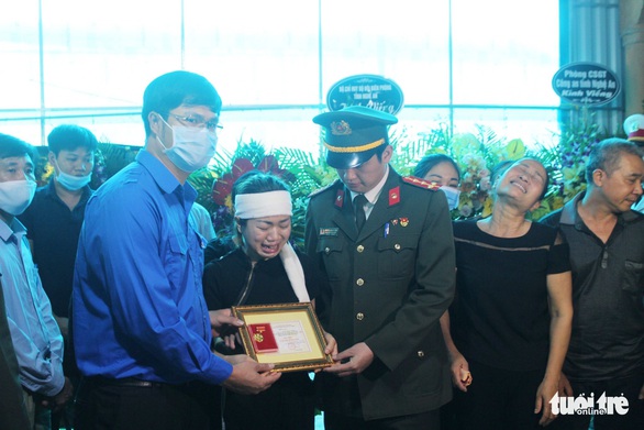 Truy tặng huy hiệu Tuổi trẻ dũng cảm cho chiến sĩ hi sinh khi đánh án ma túy - Ảnh 1. Truy tặng huy hiệu Tuổi trẻ dũng cảm cho chiến sĩ hi sinh khi đánh án ma túy - Ảnh 1.