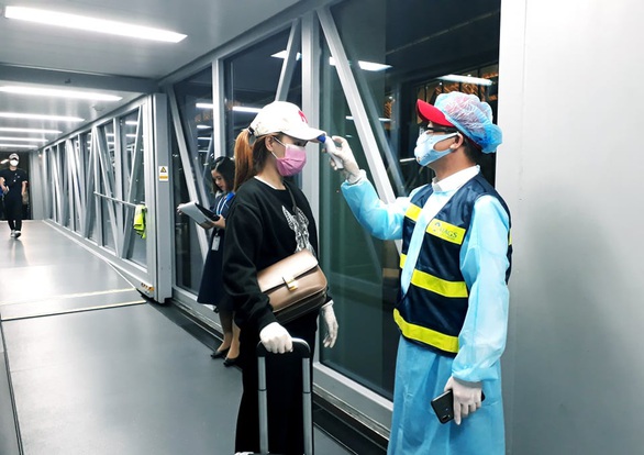 Chuyến bay Vietnam Airlines đưa gần 200 công dân mắc kẹt rời khỏi Philippines - Ảnh 1. Chuyến bay Vietnam Airlines đưa gần 200 công dân mắc kẹt rời khỏi Philippines - Ảnh 1.