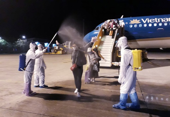 Chuyến bay Vietnam Airlines đưa gần 200 công dân mắc kẹt rời khỏi Philippines - Ảnh 8. Chuyến bay Vietnam Airlines đưa gần 200 công dân mắc kẹt rời khỏi Philippines - Ảnh 8.