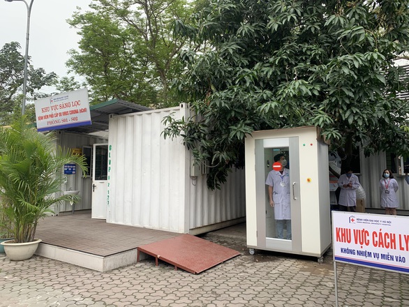 Tặng thiết bị y tế giúp y bác sĩ, sinh viên Đại học Y Hà Nội chống dịch COVID-19 - Ảnh 1. Tặng thiết bị y tế giúp y bác sĩ, sinh viên Đại học Y Hà Nội chống dịch COVID-19 - Ảnh 1.