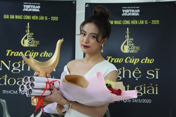 Hoàng Thùy Linh thắng lớn với 4 giải Cống hiến - Ảnh 1. Hoàng Thùy Linh thắng lớn với 4 giải Cống hiến - Ảnh 1.