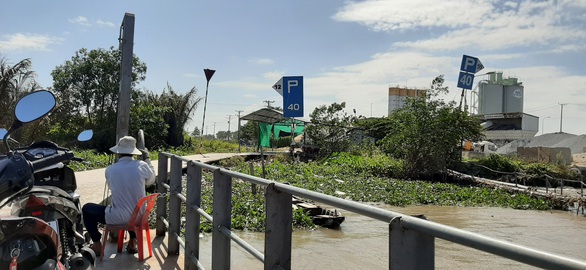 Bến phà ngang sông Hậu ngang nhiên hoạt động không phép - Ảnh 1. Bến phà ngang sông Hậu ngang nhiên hoạt động không phép - Ảnh 1.