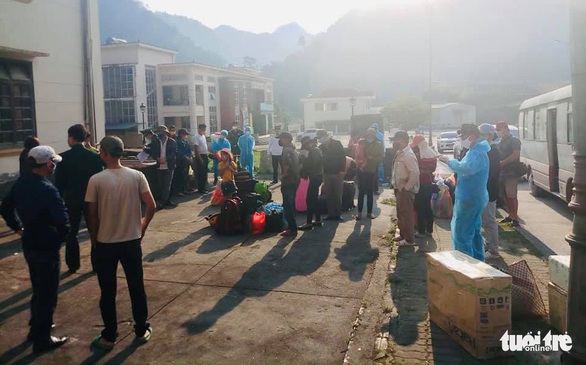 Dân từ Lào về tránh dịch, Nghệ An đón cách ly trong đêm - Ảnh 4. Dân từ Lào về tránh dịch, Nghệ An đón cách ly trong đêm - Ảnh 4.