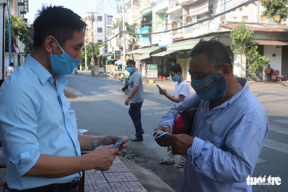 Tự quyên góp tiền làm khu rửa tay cho người lao động - Ảnh 3. Tự quyên góp tiền làm khu rửa tay cho người lao động - Ảnh 3.