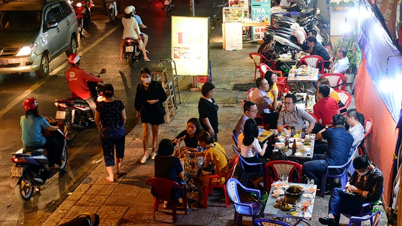 Nhà hàng, quán ăn... không tiếp quá 30 người cùng lúc mùa dịch - Ảnh 1. Nhà hàng, quán ăn... không tiếp quá 30 người cùng lúc mùa dịch - Ảnh 1.