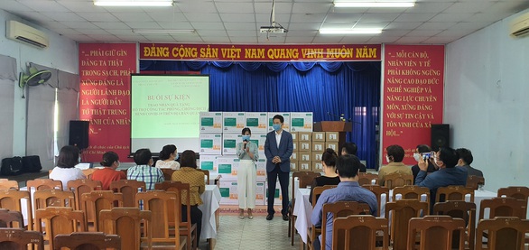 Hội Hàn Kiều tặng kính bảo hộ, nước rửa tay cho trung tâm y tế quận 7, quận 2 - Ảnh 1. Hội Hàn Kiều tặng kính bảo hộ, nước rửa tay cho trung tâm y tế quận 7, quận 2 - Ảnh 1.