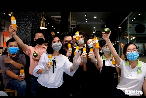 Tour nước cam tươi tiếp sức các y bác sĩ tuyến đầu chống dịch - Ảnh 7. Tour nước cam tươi tiếp sức các y bác sĩ tuyến đầu chống dịch - Ảnh 7.