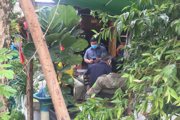 Một người đàn ông xông vào quán cà phê nổ nhiều phát súng, ít nhất 1 người trúng đạn - Ảnh 1. Một người đàn ông xông vào quán cà phê nổ nhiều phát súng, ít nhất 1 người trúng đạn - Ảnh 1.