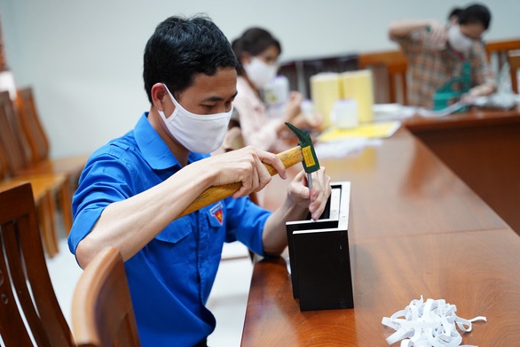 Mũ che mặt phòng dịch từ những thợ may bất đắc dĩ - Ảnh 3. Mũ che mặt phòng dịch từ những thợ may bất đắc dĩ - Ảnh 3.
