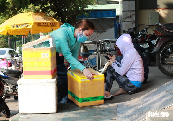 TP.HCM: Đổ xô nhận tiếp tế từ gia đình trong ngày đầu hạn chế đi lại - Ảnh 6. TP.HCM: Đổ xô nhận tiếp tế từ gia đình trong ngày đầu hạn chế đi lại - Ảnh 6.