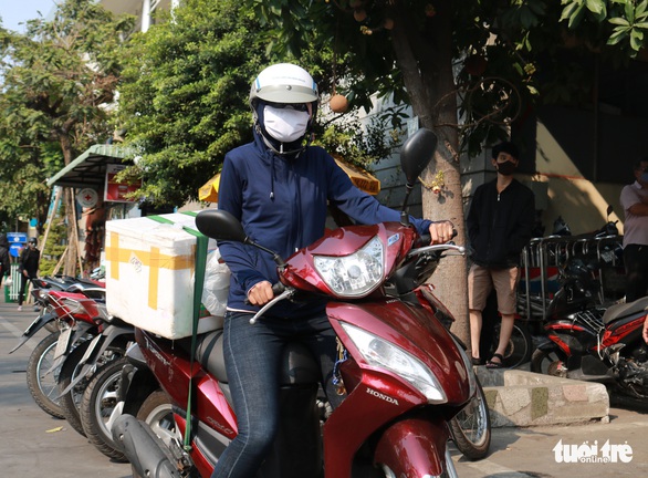 TP.HCM: Đổ xô nhận tiếp tế từ gia đình trong ngày đầu hạn chế đi lại - Ảnh 7. TP.HCM: Đổ xô nhận tiếp tế từ gia đình trong ngày đầu hạn chế đi lại - Ảnh 7.